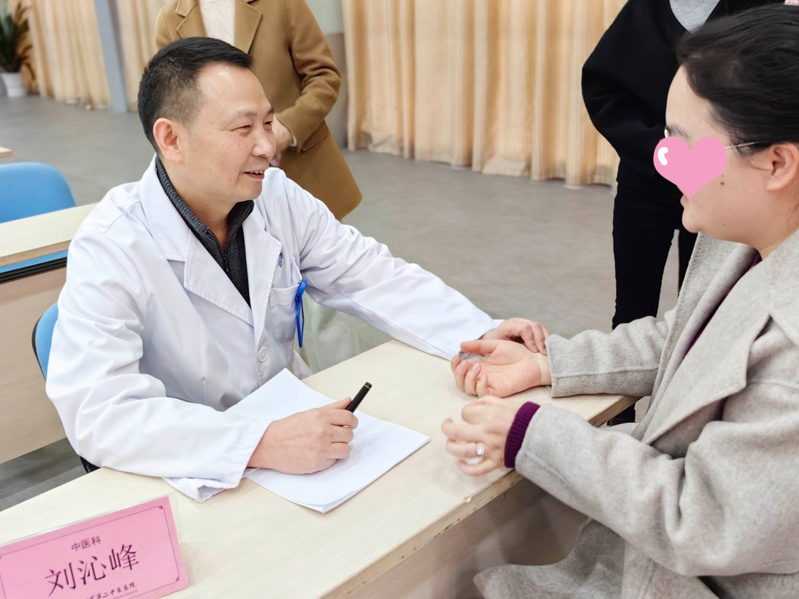 义诊 刘沁峰.jpg 义诊 刘沁峰.jpg